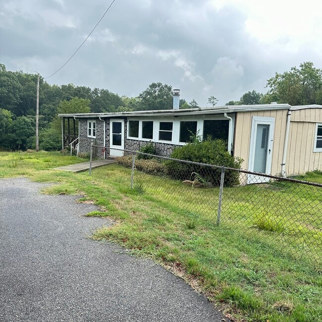 Building Photo - 225 Easter Dr