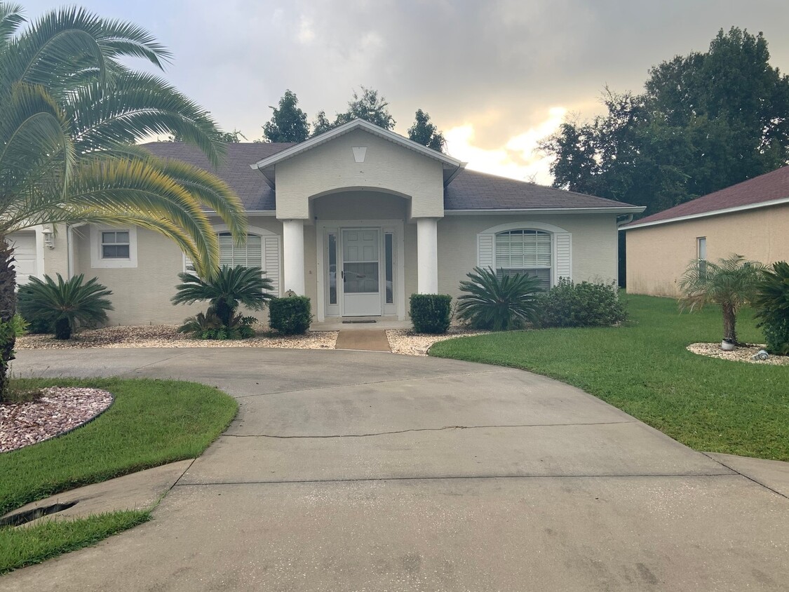 Primary Photo - Lehigh Woods Large Pool Home!