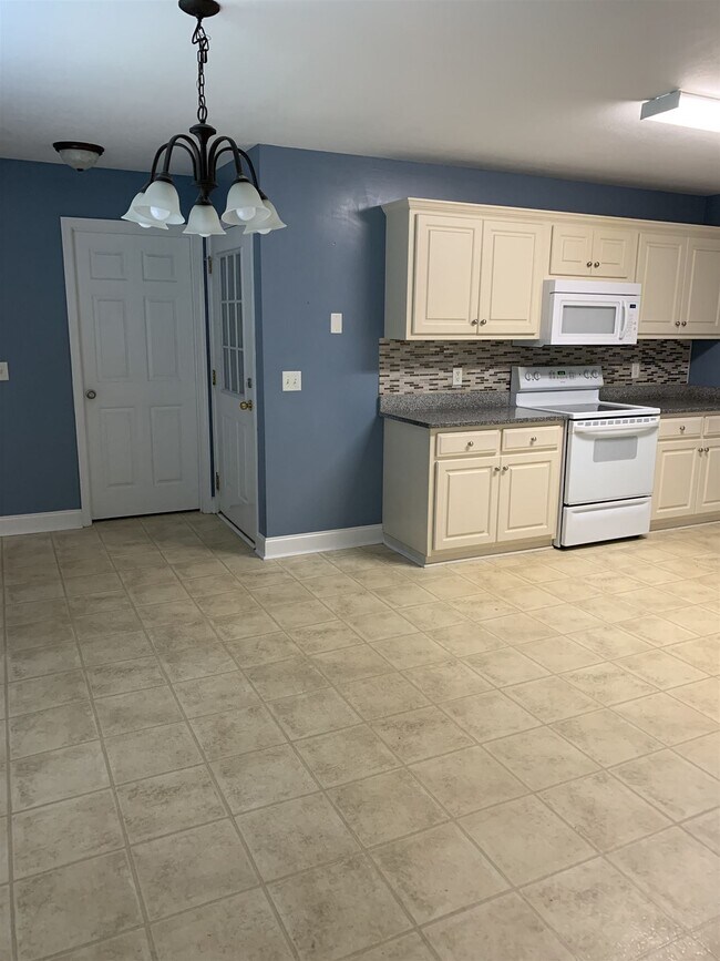 Building Photo - 809 Maple Dr