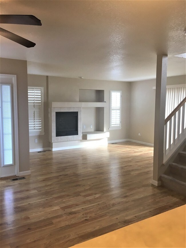 Building Photo - Lovely 3 Bedroom Townhome in Emerald Glen
