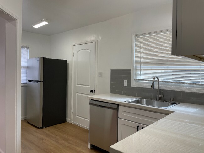 Foto del edificio - 2092 Heatherdale Ave