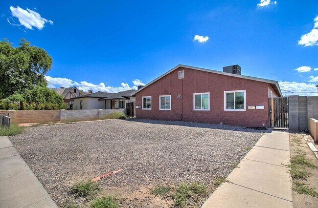 Building Photo - 1501 E Roosevelt St