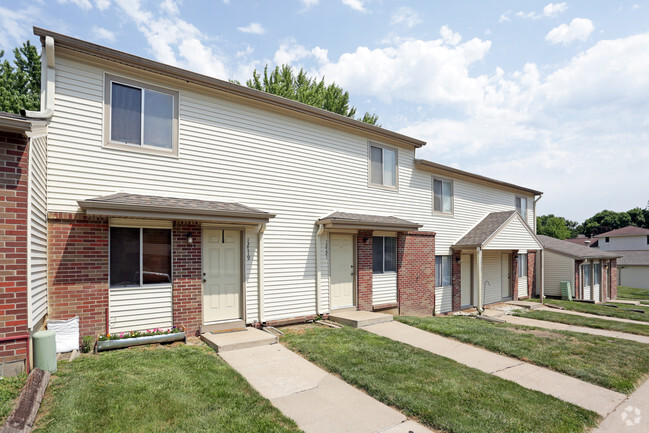 2 habitaciones, 1 baño - Edificio - Southdale Square Townhomes!