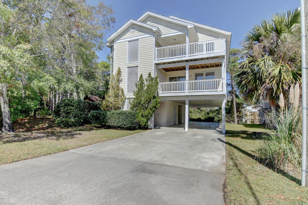 316 Greenville Ave, Carolina Beach, NC 28428 Townhome Rentals in