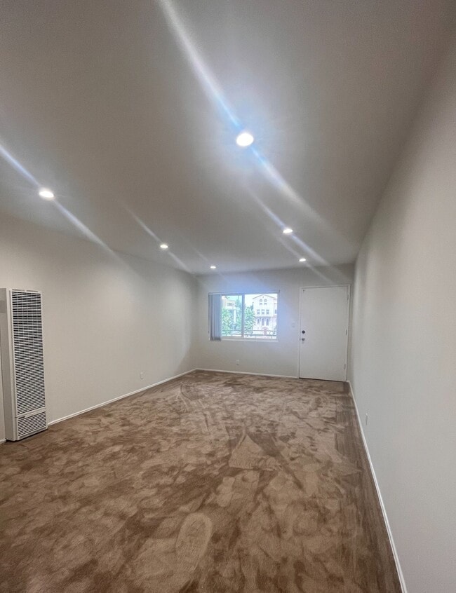 Building Photo - 251 N El Molino Ave
