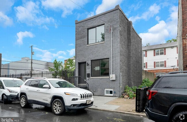 Building Photo - 1309 S 32nd St