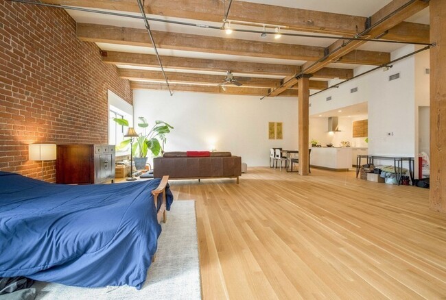 Building Photo - 15 Sleeper St