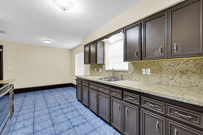 Foto del edificio - 2316 Pin Oak Rd