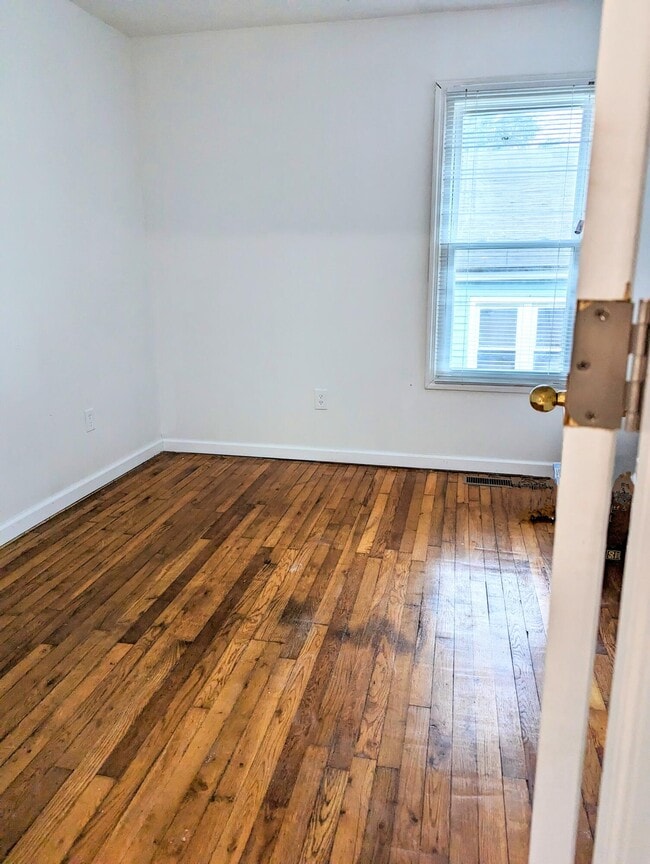 Building Photo - 212 Montgomery Ave