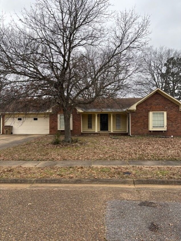 Foto principal - Spacious 3 Bedroom/2 Bath Home off of Winc...