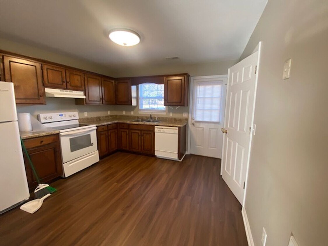 Foto principal - 2 Bedroom 1.5 Bath Townhouse