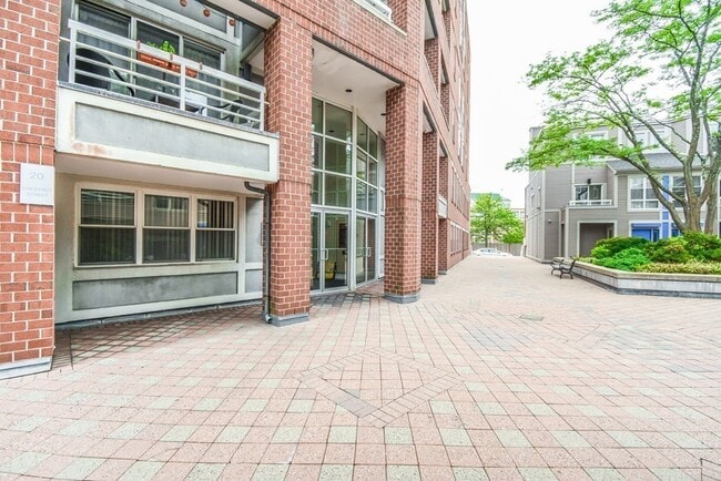 Building Photo - 20 Chestnut St