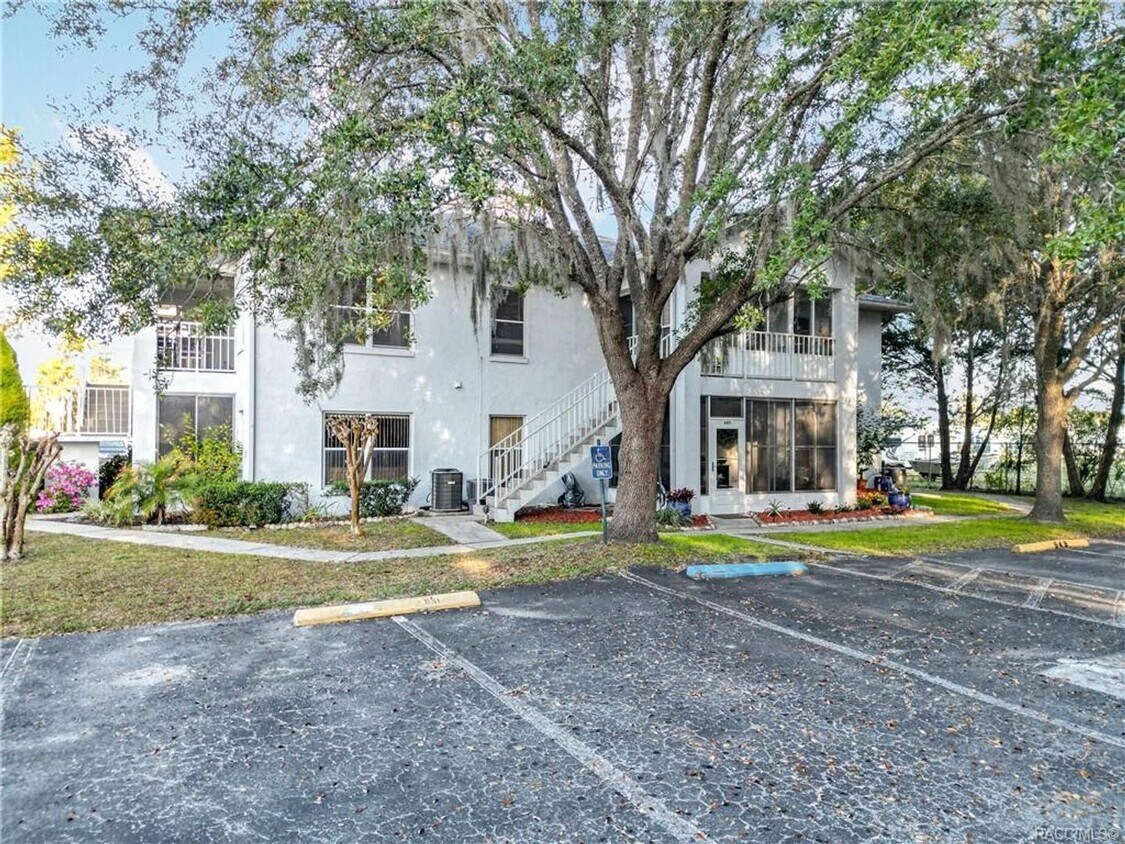 Foto principal - 2 bedroom, 2 bath ground level condo with ...