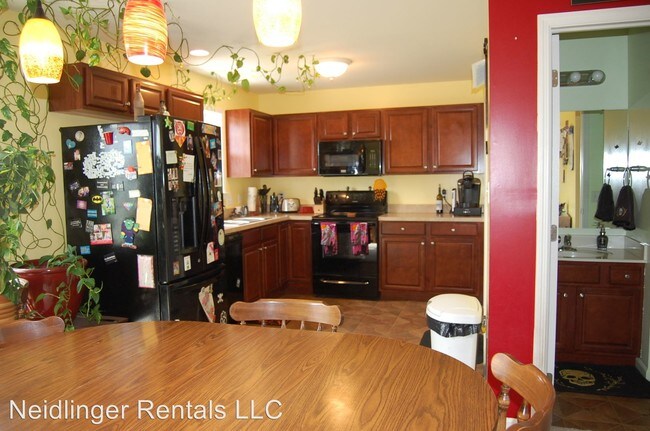 Building Photo - 427 Eisenhower Dr