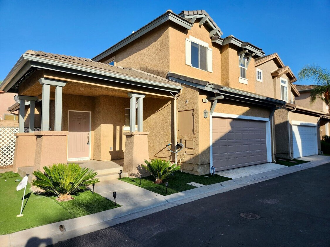 Foto principal - Remodeled 3 bedroom townhome in Simi Valley