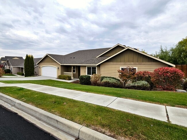 Building Photo - *360 TOUR AVAILABLE* Spacious Ranch-Style ...