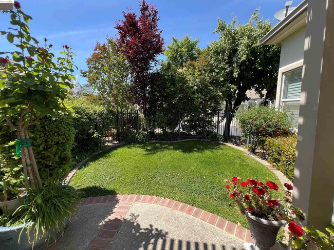 Building Photo - 360 Gladstone Dr