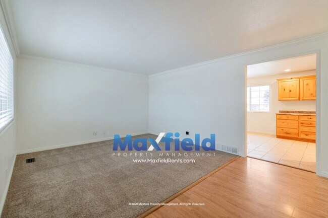 Building Photo - Sandy Rambler