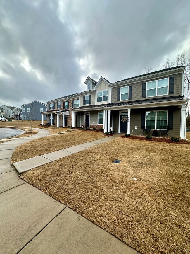 Building Photo - 3 Bedroom Townhouse in Lovely Belmont