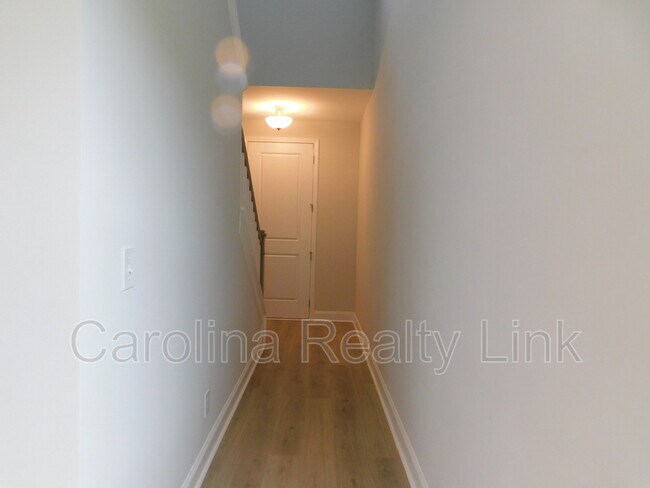 Building Photo - 147 E Fernwood St