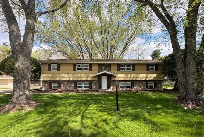 Building Photo - 14159 Talcott Dr