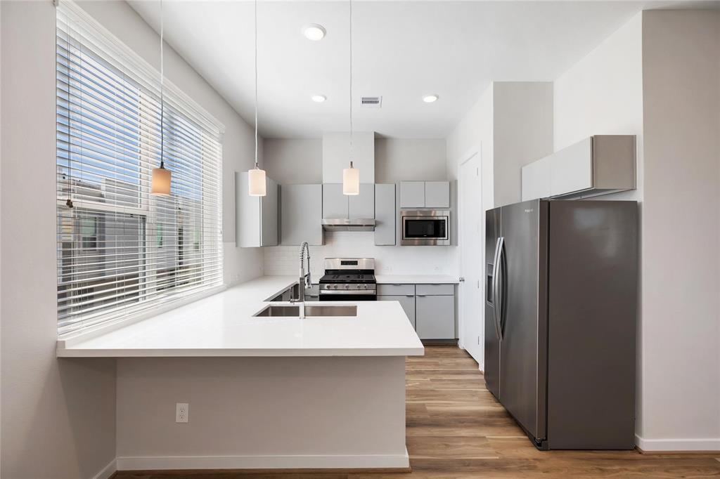 Foto principal - 611 Thornton Oaks Ln