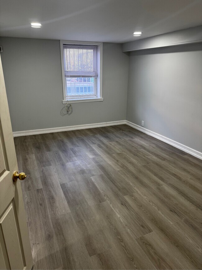 Foto del edificio - 1757 E 52nd St