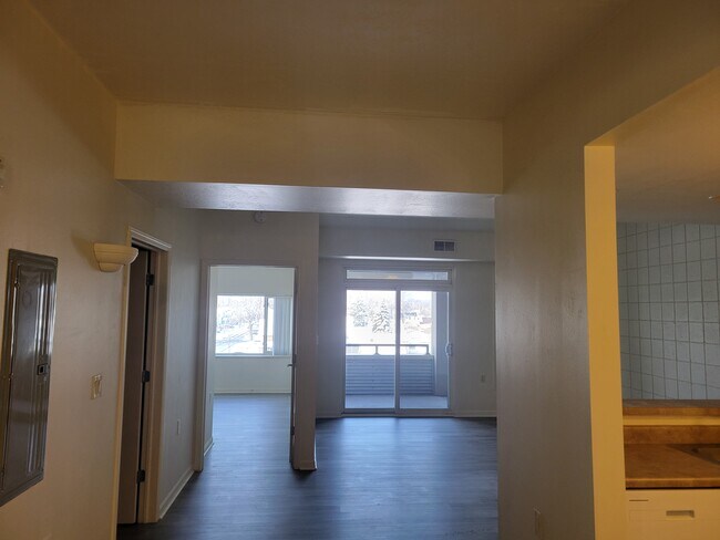 Building Photo - 400 N Richmond St