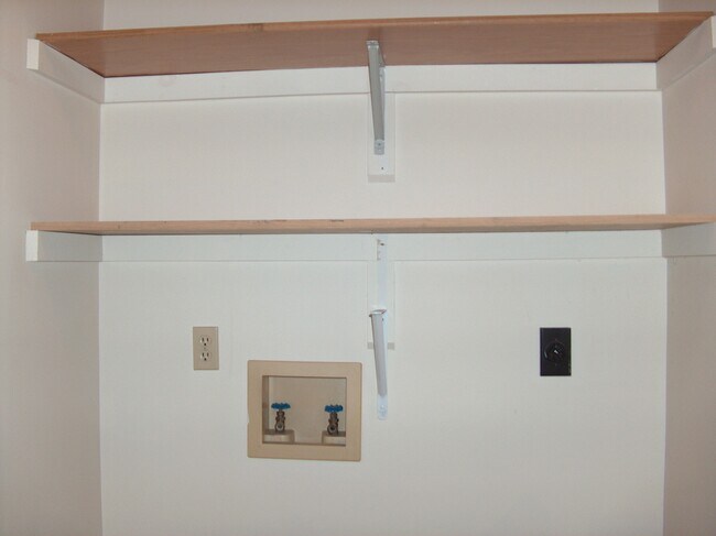 Conexiones de lavandería en 1/2 baño downstrairs - 803 E Franklin St