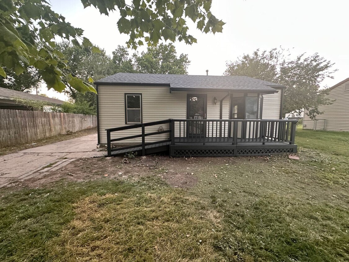 Foto principal - $1195 - 2 bedroom/ 1 bathroom - Single Fam...