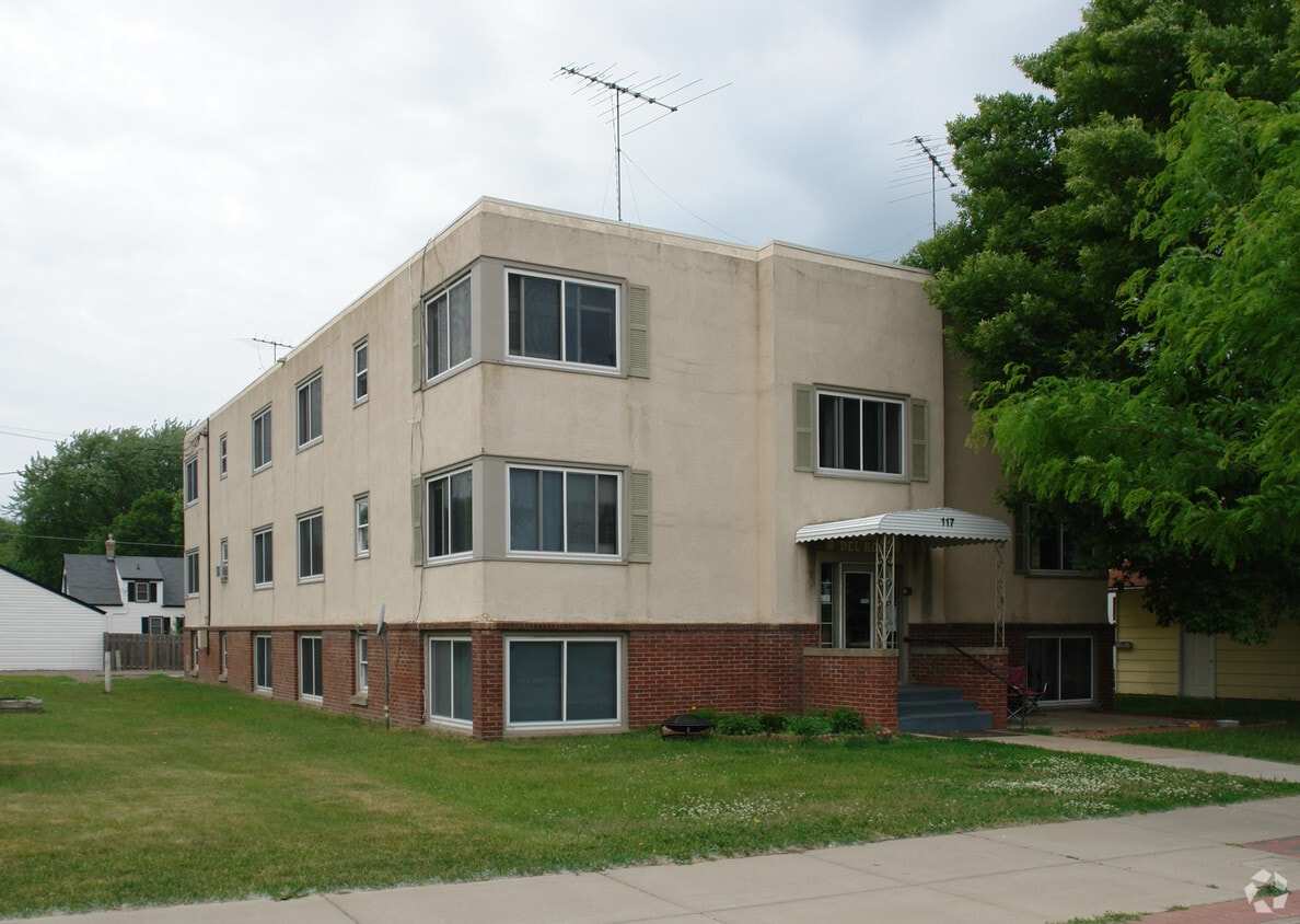 Del Rose Apartments in Cambridge, MN