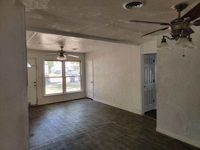 Foto del edificio - Spacious 3 Bed 1 bath home