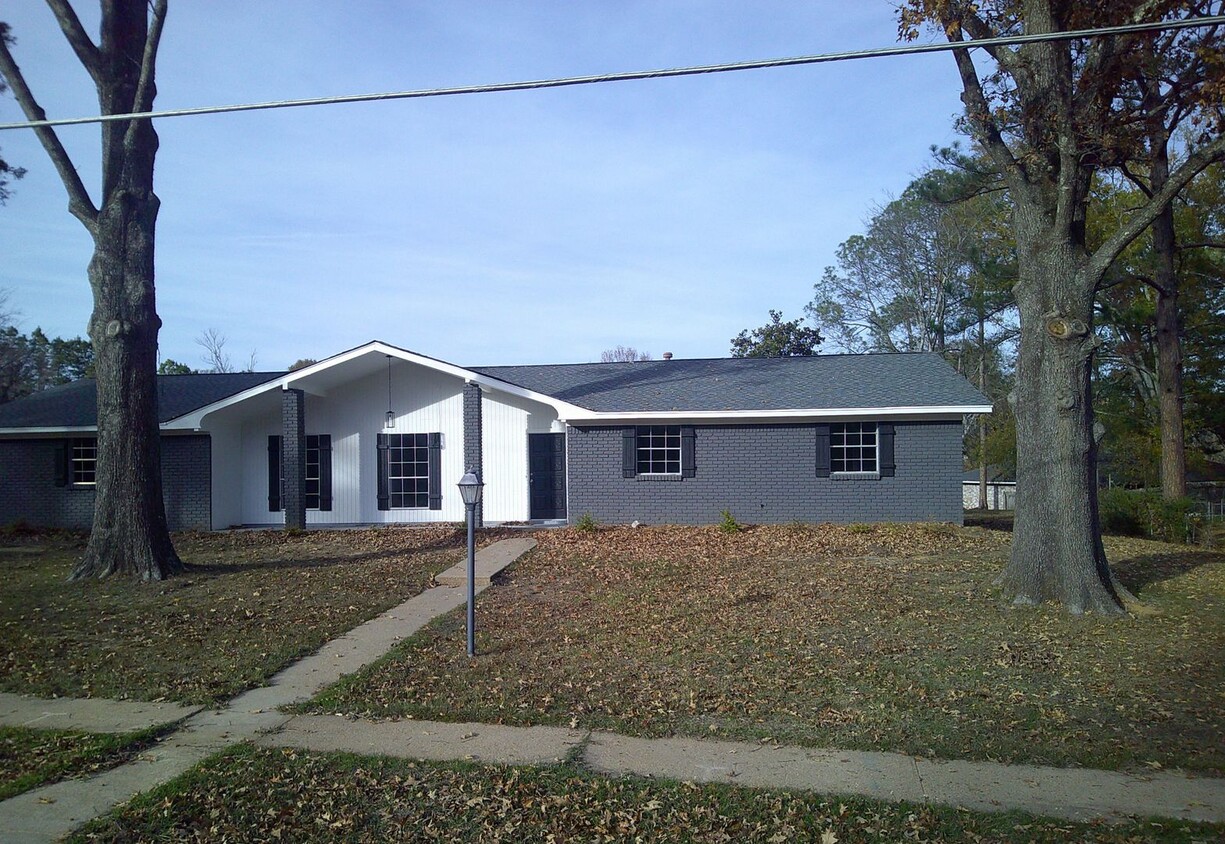 Primary Photo - MOVE IN SPECIAL!**** 1/2 OF 1ST MONTH RENT...