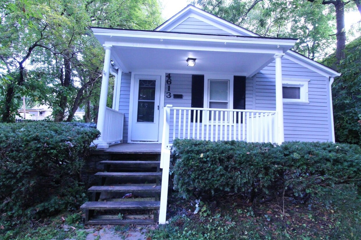 Primary Photo - November Free On This 2 Bedroom 1 Bath Bun...