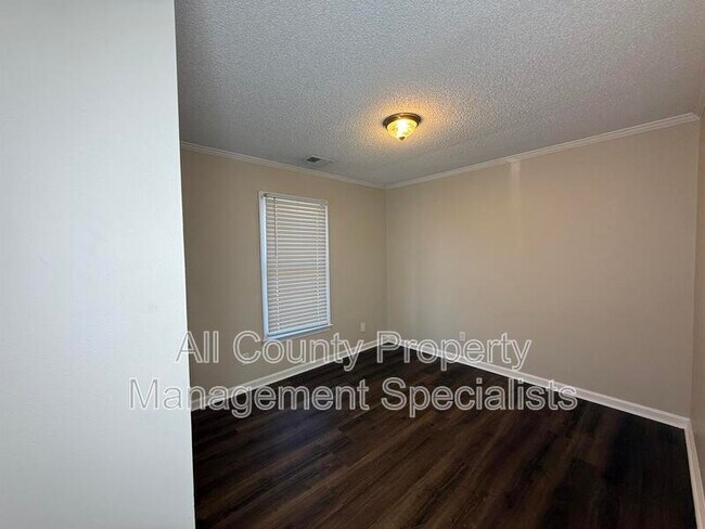 Building Photo - 1908 Greenoaks Rd