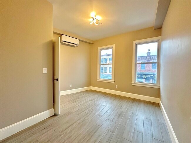 Building Photo - 1152 Cambridge St