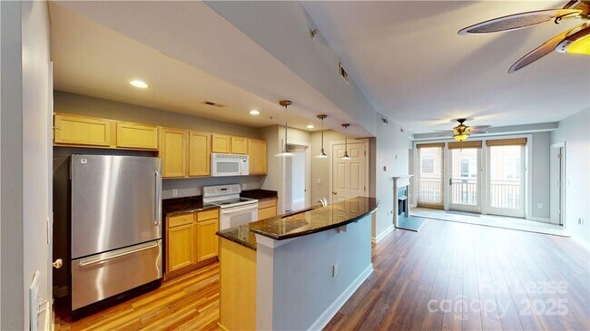 Foto del edificio - 718 W Trade St