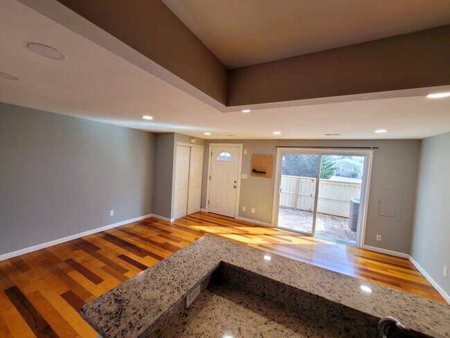 Building Photo - Lovely 2Bd/1.5Bth TH in Gaithersburg Montg...