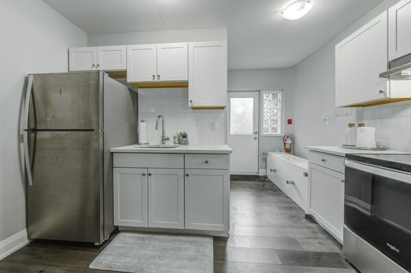 Building Photo - Spacious 1 Bedroom in quiet building