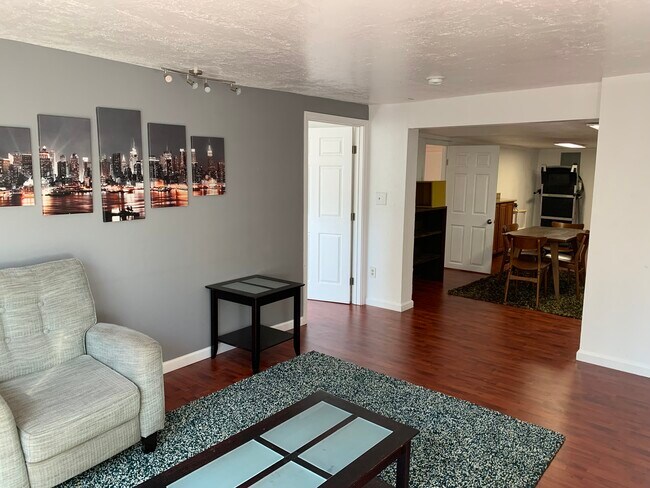 Foto del edificio - 6115 Outlook Ave