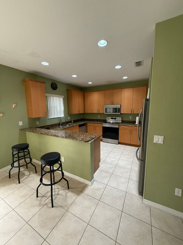 Building Photo - 1319 Clove Dr