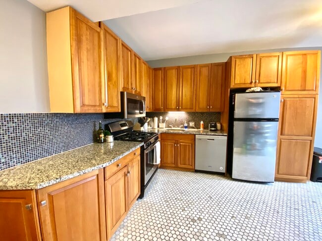 Building Photo - 925 W Belmont Ave