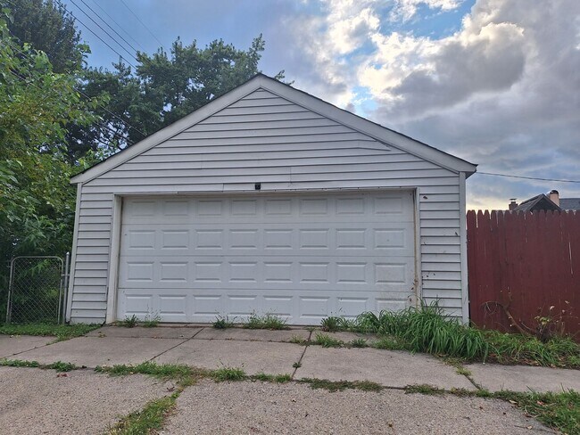Foto del edificio - Four bedroom Harper Woods bungalow