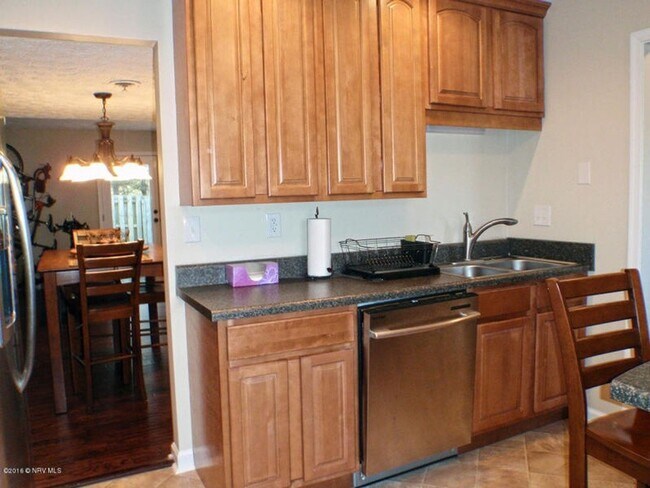 Foto del edificio - 3 Bedroom 1 full and 2 half bath Townhouse