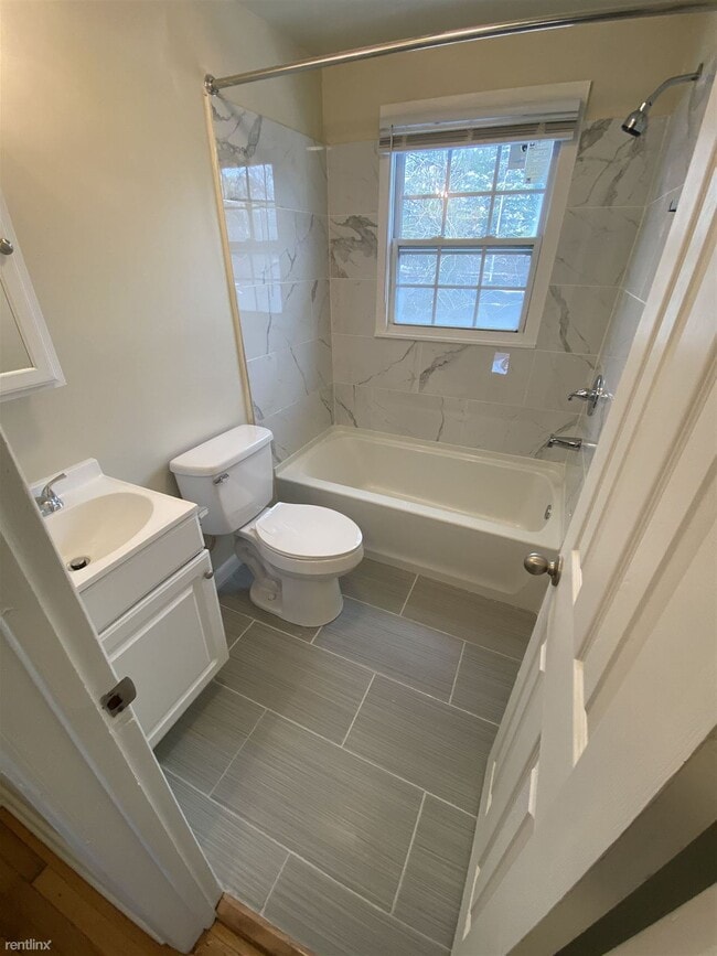 Building Photo - 2 br, 1 bath Townhome - 2010 Redman Rd 1