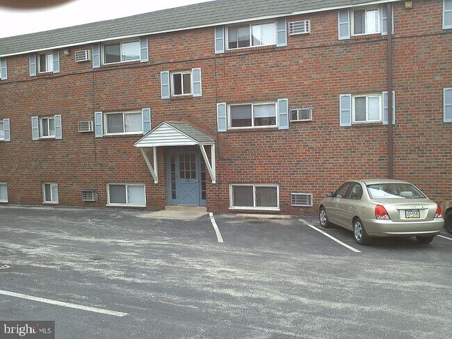 Building Photo - 413 Maple St