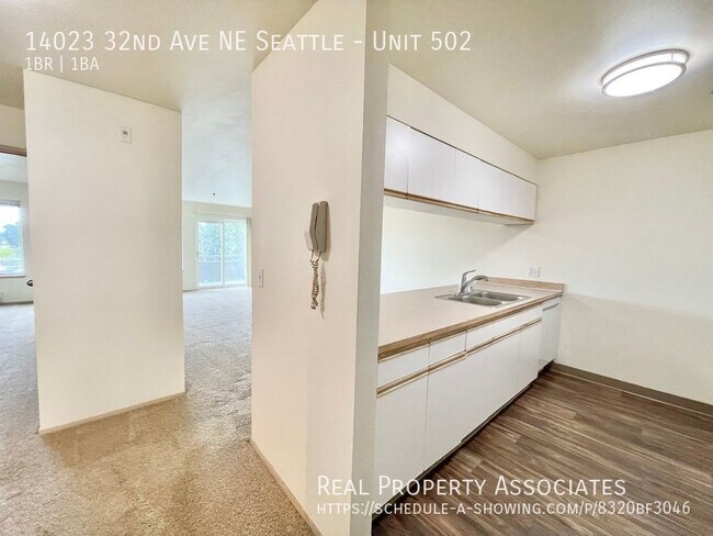 Building Photo - Spacious Top Floor 1-Bedroom/1-Bathroom! I...