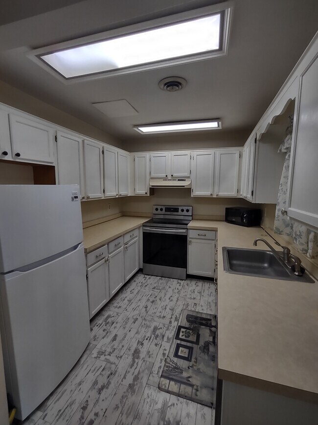 Building Photo - 217 E Green Valley Cir