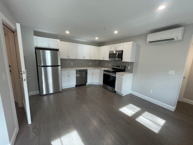 Building Photo - 41 Bank St