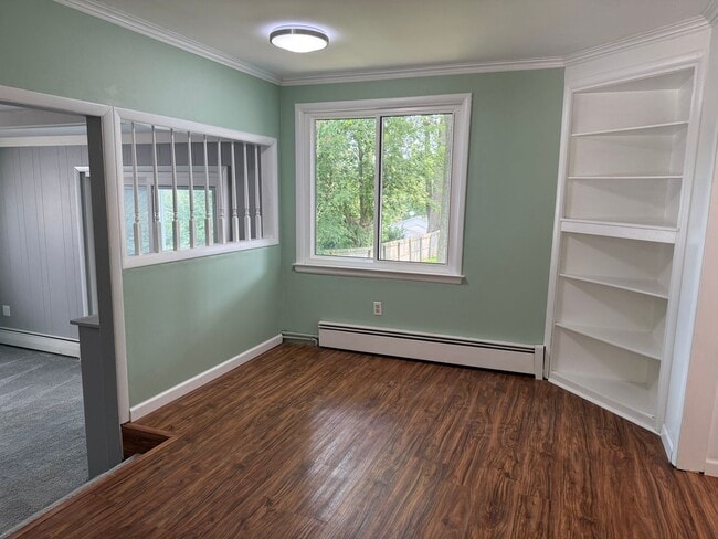 Building Photo - 3 bedrooms, 2 bathrooms, fenced in yard, e...